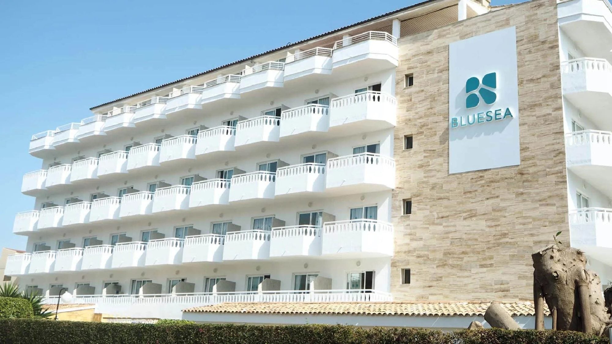 Edificio costero de arquitectura moderna con balcones blancos y terrazas