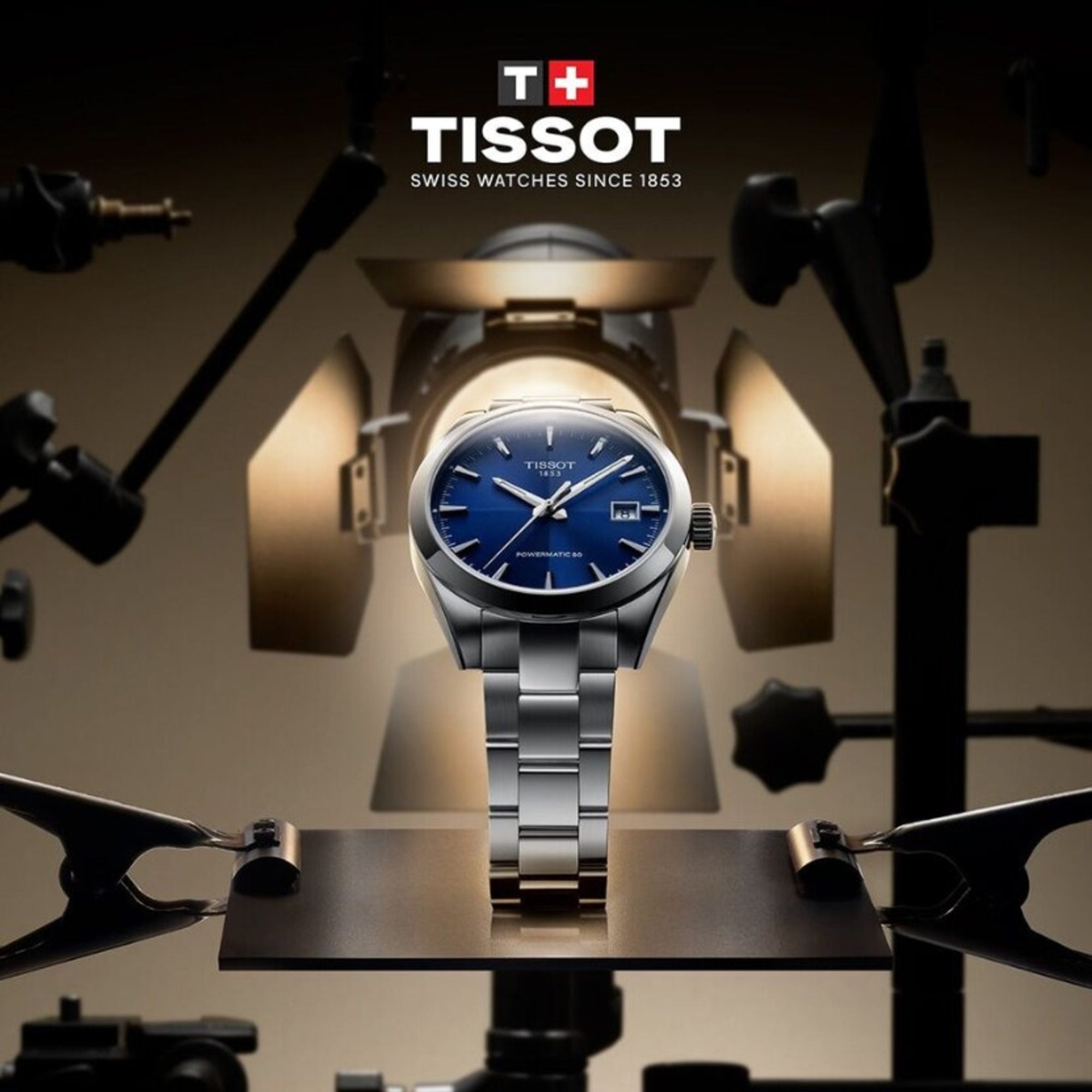 Tissot-märkt klocka med blå urtavla och metallarmband på display