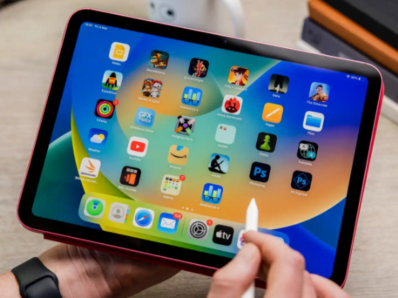 Tablet met kleurrijke app-iconen en Apple Pencil in handen