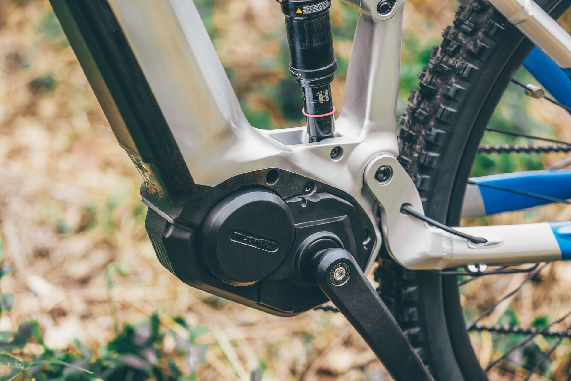 Motor de bicicleta eléctrica integrado en el cuadro blanco con horquilla de suspensión negra