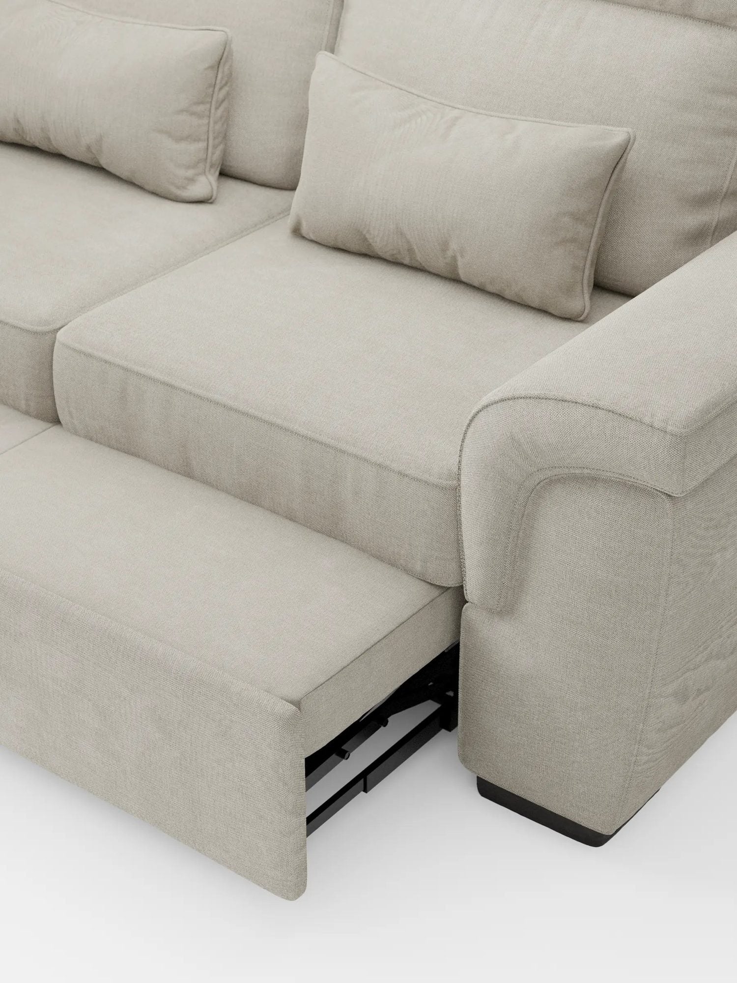 Beiges Polstersofa mit ausgefahrenem Lattenrost und Kissen