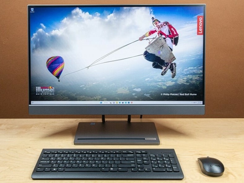 Desktop-pc met monitor, toetsenbord en muis op houten bureau