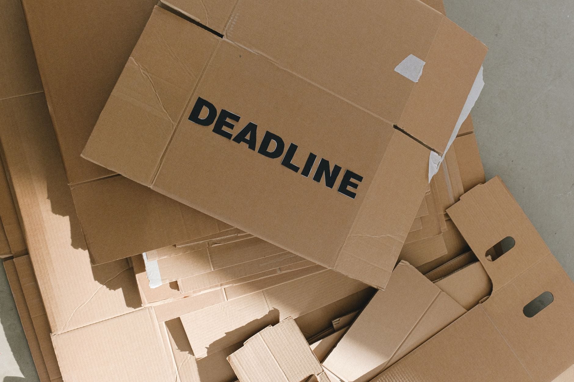 Cartons empilés avec l'étiquette « DEADLINE » visible sur le dessus