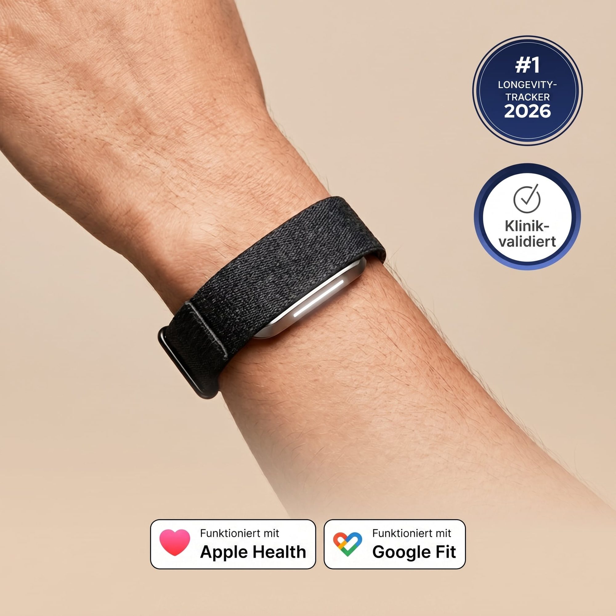 Fitness-Tracker mit schwarzem Textilarmband an einem Arm, mit Zertifizierungsabzeichen und Kompatibilitätslogos