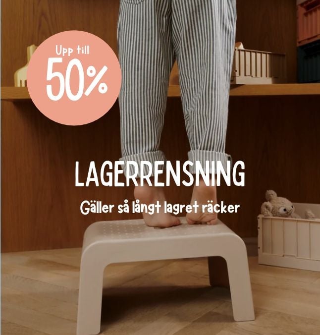 Person i randiga byxor står på vit pall med rosa cirkel med texten "Upp till 50%" och "LAGERRENSNING"