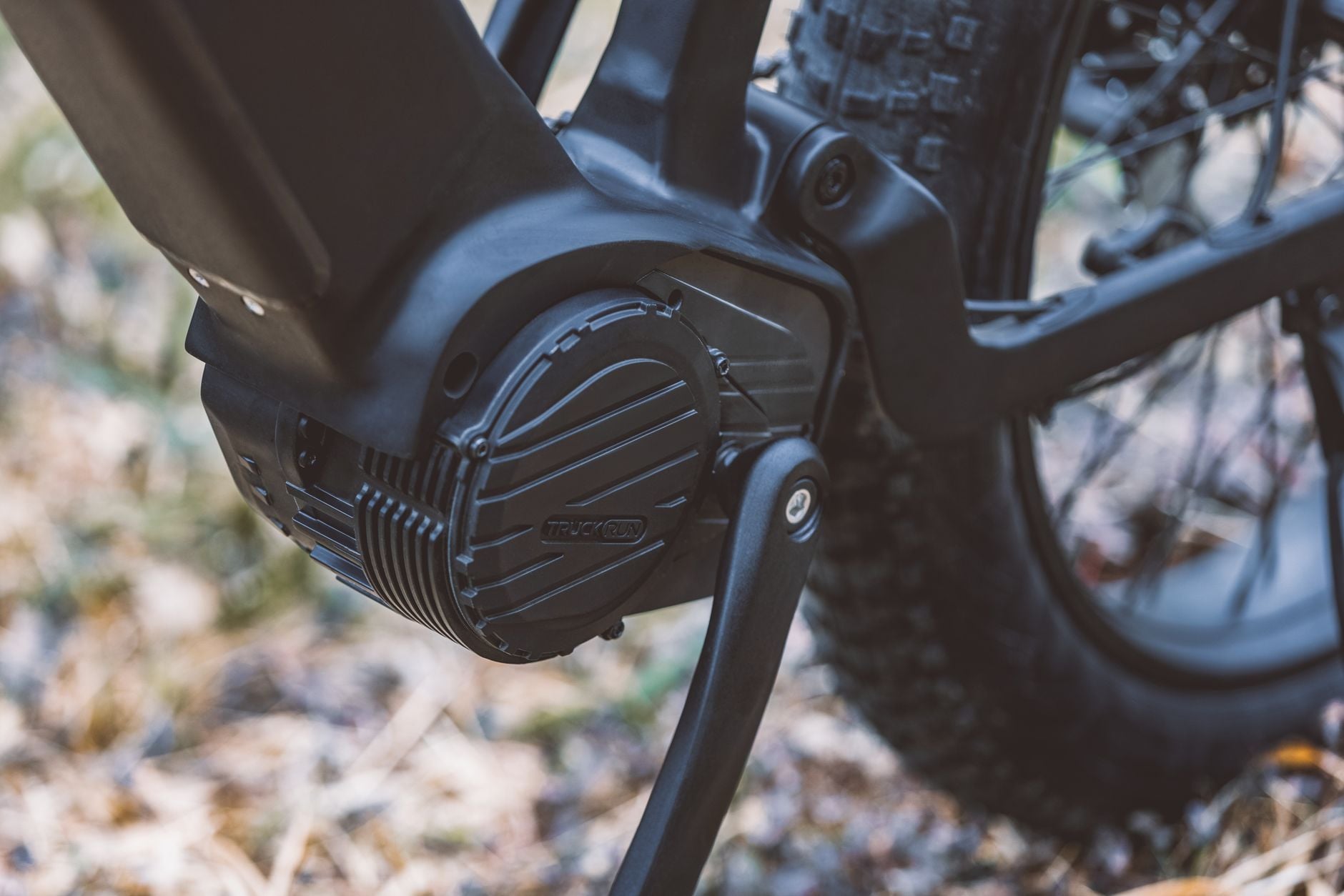 Motor de bicicleta eléctrica negro con disipador de calor montado en el pedalier
