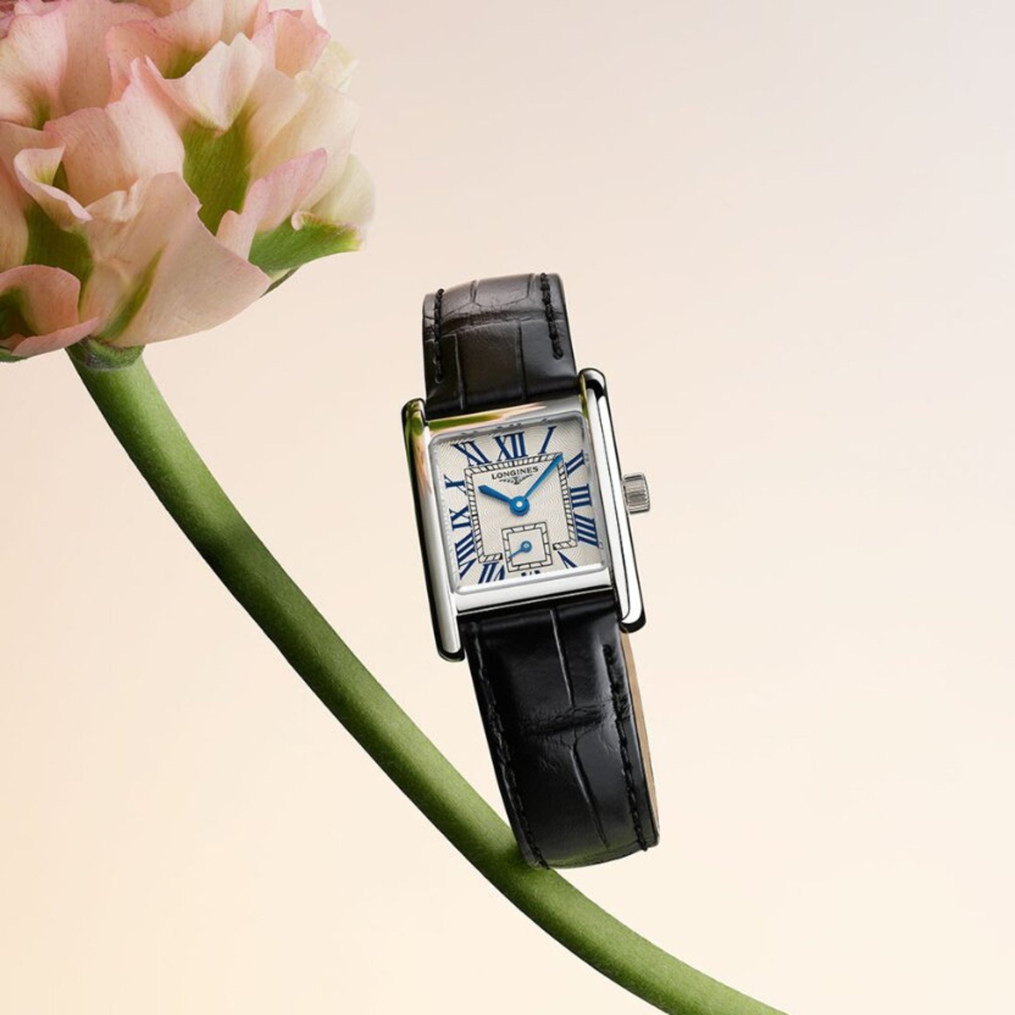 Klassisk damklocka med rektangulär urtavla och romerska siffror på blomsterbakgrund