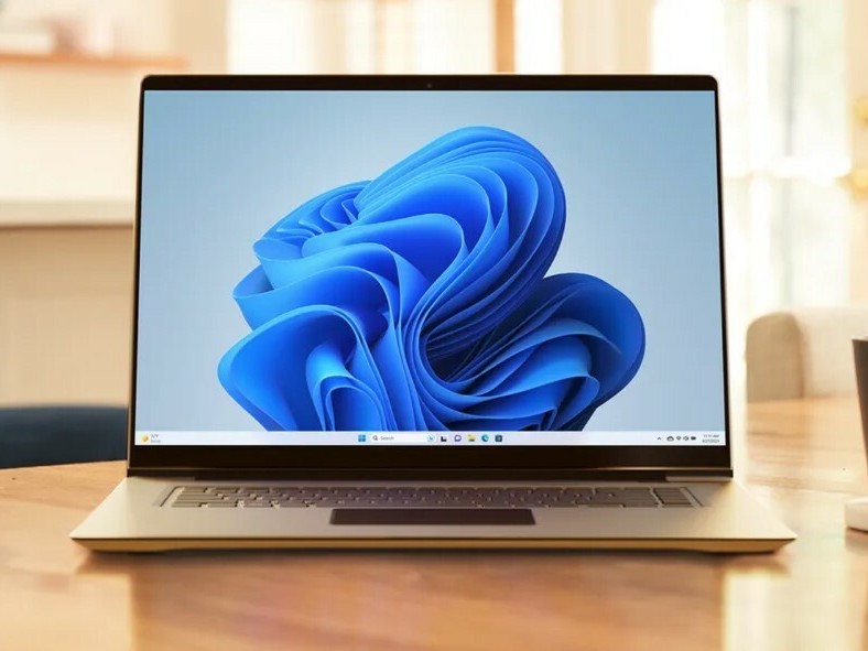 Laptop met blauwe abstracte bloemmotief op scherm in huiskamer