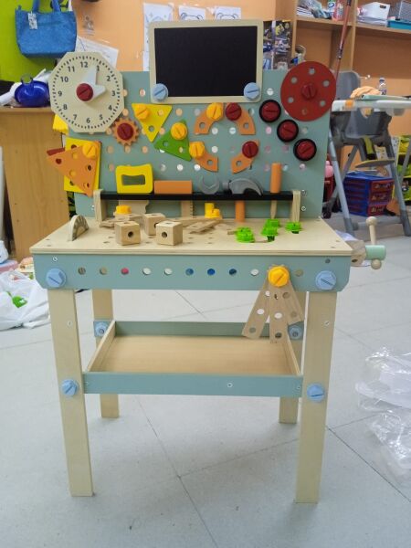 Banco de trabajo infantil de madera y metal azul con herramientas, ruedas y accesorios educativos